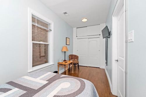 Cozy, top-floor 3BR loft with balcony in West Town in Chicago, USA