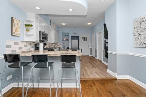 Cozy, top-floor 3BR loft with balcony in West Town in Chicago, USA