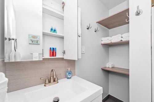 Cozy, top-floor 3BR loft with balcony in West Town in Chicago, USA