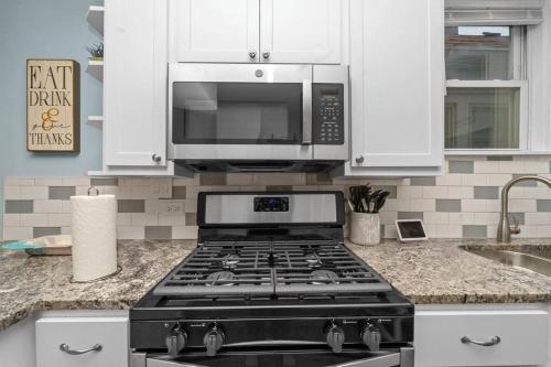 Cozy, top-floor 3BR loft with balcony in West Town in Chicago, USA