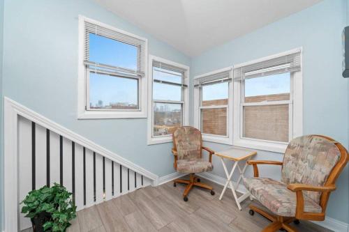 Cozy, top-floor 3BR loft with balcony in West Town in Chicago, USA