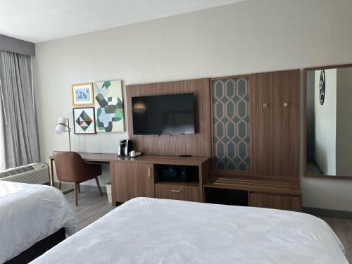 Queen Room with Two Queen Beds - Mobility Access Tub/Non-Smoking