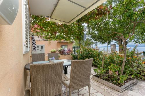 One-Bedroom Apartment with Terrace and Sea View image 3