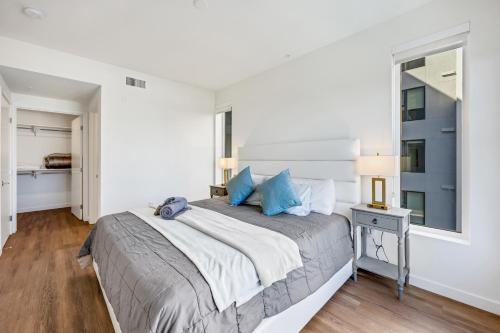 One Lux Stay Hollywood View LA Suites