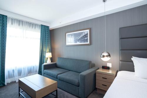 Sandman Signature Calgary Airport Hotel - image 2