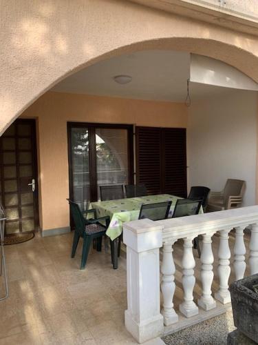 ระเบียง/ชานเรือน, Apartments with a parking space Malinska, Krk - 5387 in ราดิชิ