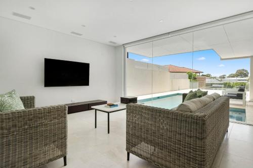 'Starlight' A Slice of the Hollywood Hills in Bexley - main image