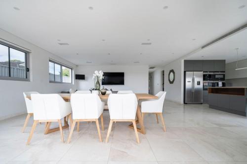 'Starlight' A Slice of the Hollywood Hills in Bexley - image 8