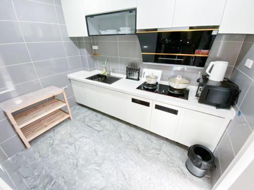 Kitchen, B金色小镇二期雅墅 in San Phe Suea