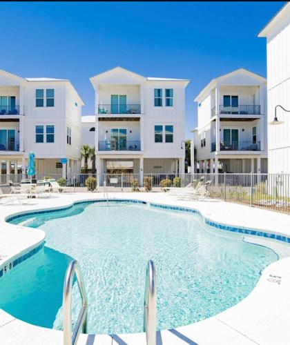 2 Bedroom Dog Friendly Cottage with Bunks, Sleeps 10, Heated Outdoor Pool, Walk to Beach