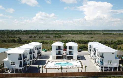 2 Bedroom Dog Friendly Cottage with Bunks, Sleeps 10, Heated Outdoor Pool, Walk to Beach near Dippin' Dots