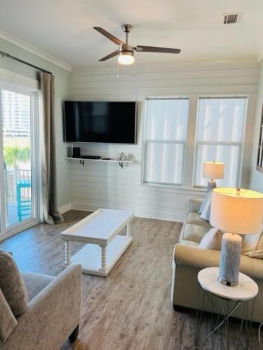 2 Bedroom Dog Friendly Cottage with Bunks, Sleeps 10, Heated Outdoor Pool, Walk to Beach near Dippin' Dots