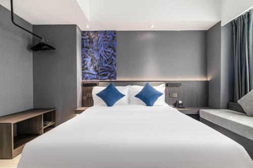 Deluxe  Queen Bed Room image 5