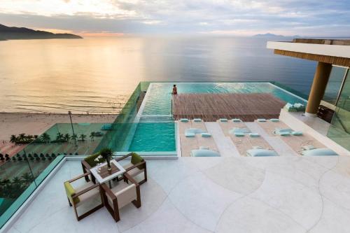 Da Nang Beachfront Apartment - Rooftop Pool - Gym
