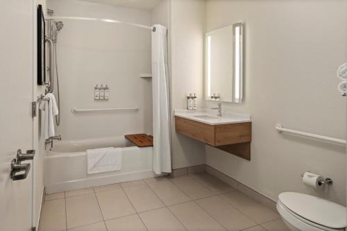 One-Bedroom Queen Room with Mobility Accessible Tub - Non-Smoking