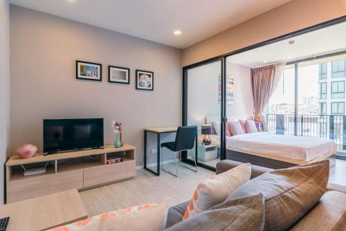 Modern Condo in Nimman (F506) by Pimolplace