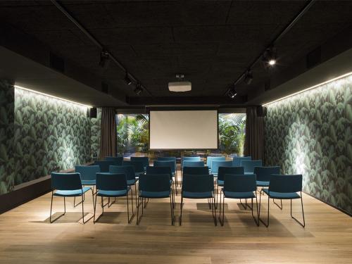 Yurbban Trafalgar Hotel - image 2