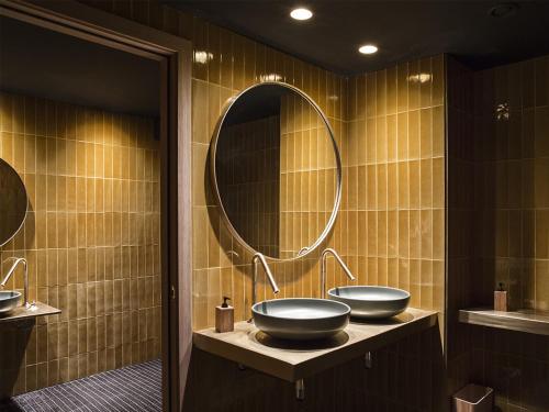 Yurbban Trafalgar Hotel - image 10