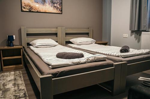 2 twin beds