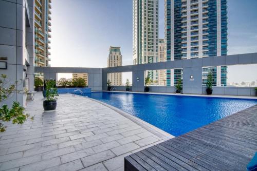 สระว่ายน้ำ, บ้านเดี่ยว 1 ห้องนอน 2 ห้องน้ำส่วนตัว ขนาด 723 ตร.ม. – ดูไบมารีน่า (Elegant 1 BR apt. near JBR Beach & Marina Walk) near ดูไบมารีนา