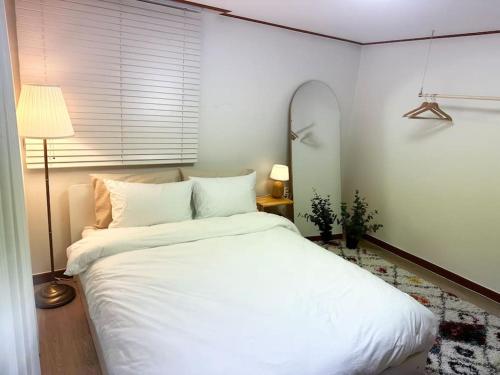 Cozy and Comfy House/ Hongik St. Exit 2 10min