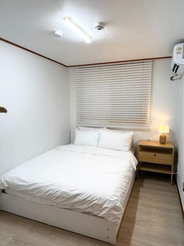 Cozy and Comfy House/ Hongik St. Exit 2 10min