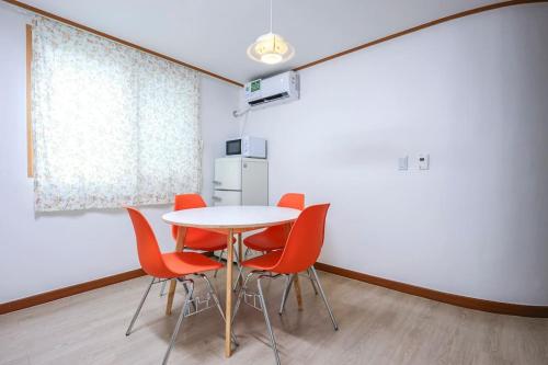 Cozy and Comfy House/ Hongik St. Exit 2 10min
