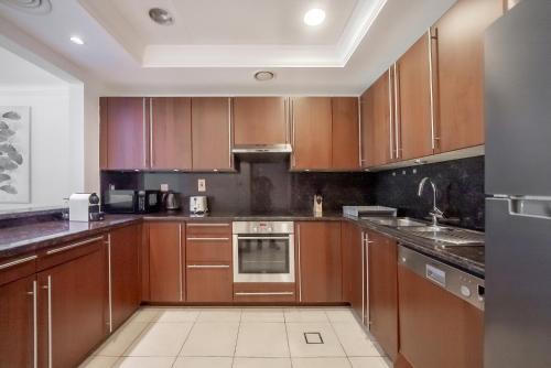 Stylish Urban Retreat 1BR Gem Fairmont Residence - 90AB2, Dubai (Foto 6)