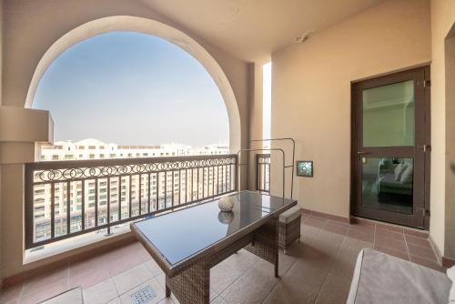 Stylish Urban Retreat 1BR Gem Fairmont Residence - 90AB2, Dubai (Foto 10)