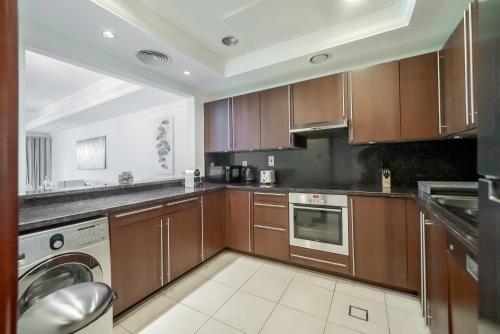 Stylish Urban Retreat 1BR Gem Fairmont Residence - 90AB2, Dubai (Foto 7)