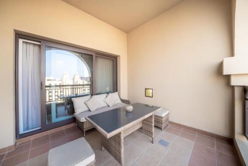 Stylish Urban Retreat 1BR Gem Fairmont Residence - 90AB2, Dubai (Foto 9)