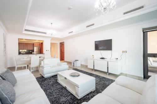 Stylish Urban Retreat 1BR Gem Fairmont Residence - 90AB2, Dubai (Foto 2)