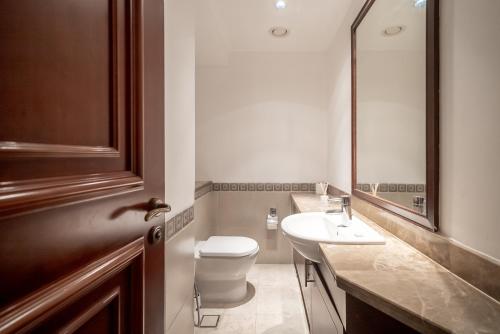 Stylish Urban Retreat 1BR Gem Fairmont Residence - 90AB2, Dubai (Foto 8)