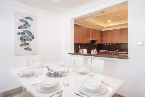 Stylish Urban Retreat 1BR Gem Fairmont Residence - 90AB2, Dubai (Foto 5)