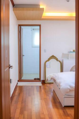 Hans - Hongik Station Exit 2 10min