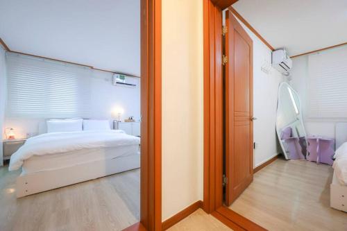 [New]Spellbinding House/ Hongik St. Exit2 10min