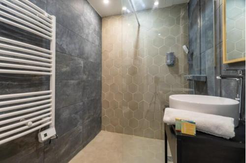 1BRE - Splendide appartement Vieux-Port, Marseille (photo 8)
