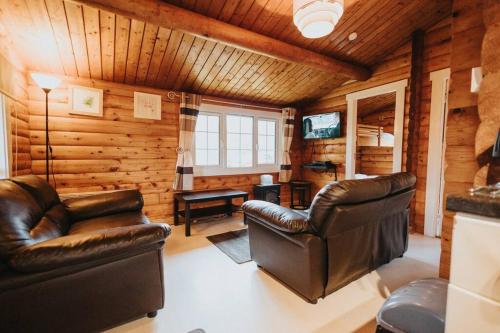 Rural Log Cabin in Snowdonia - 2 Bedrooms & Parking