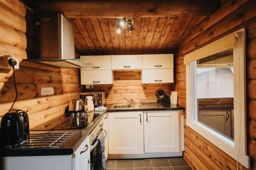 Rural Log Cabin in Snowdonia - 2 Bedrooms & Parking