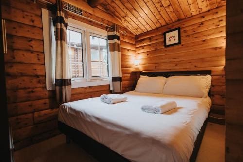 Rural Log Cabin in Snowdonia - 2 Bedrooms & Parking