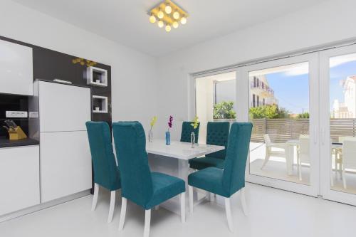 Comfort Two-Bedroom Apartment with Terrace - Ground Floor image 4