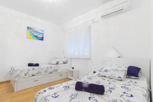 Superior Three-Bedroom Apartment with Terrace image 1