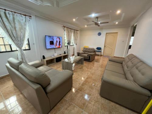 [El Casa] Homestay Miri (8 Pax)