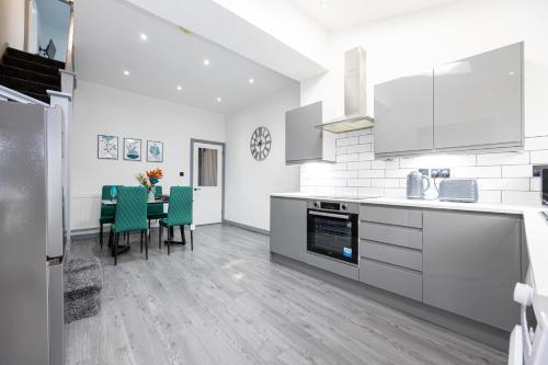 Bolton 2br Cinema House, Free Parking, Fast Wifi, Comfortable Stay - Bolton