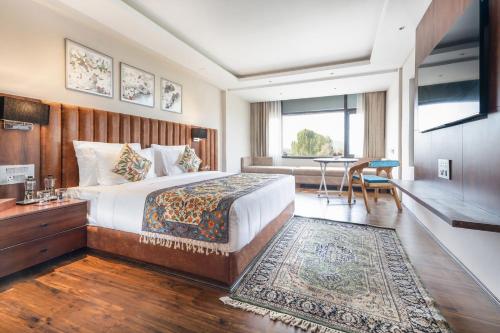 Double Room with Lake View image 3