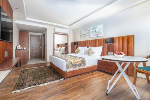 Double Room with Lake View image 1