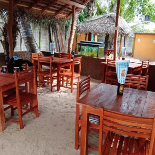 레스토랑, MENAKA HOMESTAY in 탕갈레