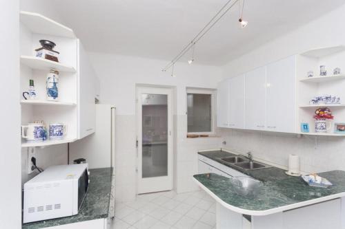 Apartment Rea - image 6