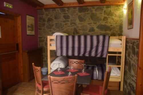 1 double bed, 1 bunk bed