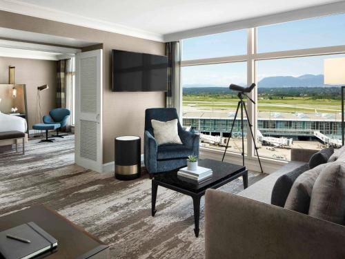 Fairmont Gold One Bedroom Suite Runway View - Lounge Access